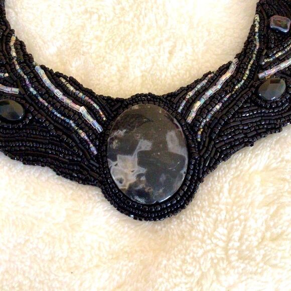 VINTAGE STYLE CHUNKY STONE BEADED CHOKER - Picture 9 of 10